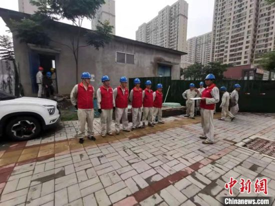国网重庆电力援豫抗洪救灾红岩共产党员服务队正在开会准备开展故障排查工作。　何家驹 摄
