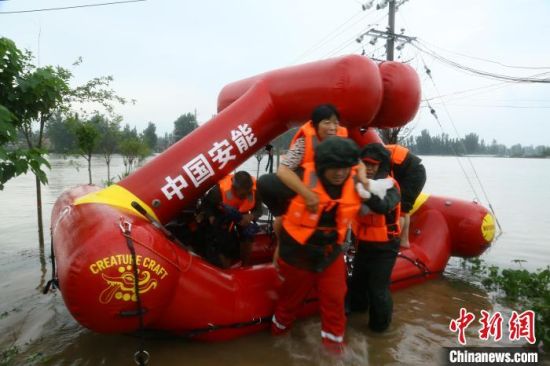 图为重庆市灾害事故工程抢险救援队(中国安能重庆救援基地)正在转移被困人员。　李明 摄
