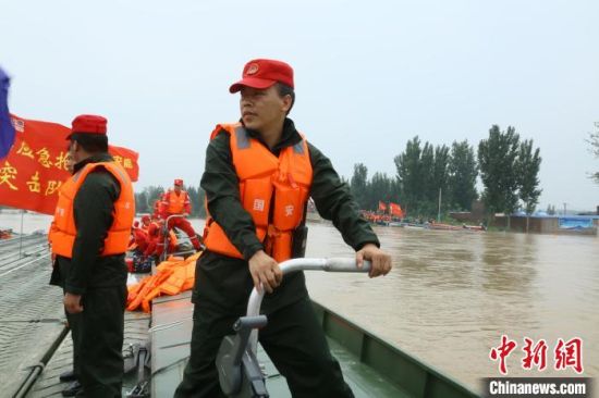 图为重庆市灾害事故工程抢险救援队(中国安能重庆救援基地)正在进行救援。　吴豪杰 摄