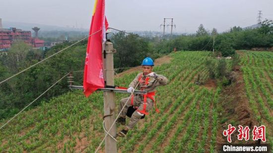 　24日，国网新疆电力有限公司首批抢险先遣人员在登封市唐庄镇参与抢修。　 胡晓武 摄