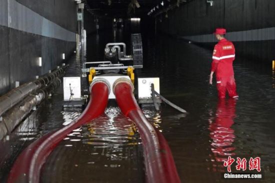 　资料图：“龙吸水”机器人在河南省郑州市京广路隧道进行排涝作业。 中新社记者 李超庆 摄