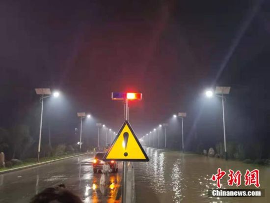 　　7月23日晚，G107国道西侧路面水位不断上涨。 中新网 郎朗 摄