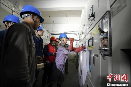 7月24日，国网江西电力援豫突击队在郑州市郑汴路开闭所抢修。　李琦 摄