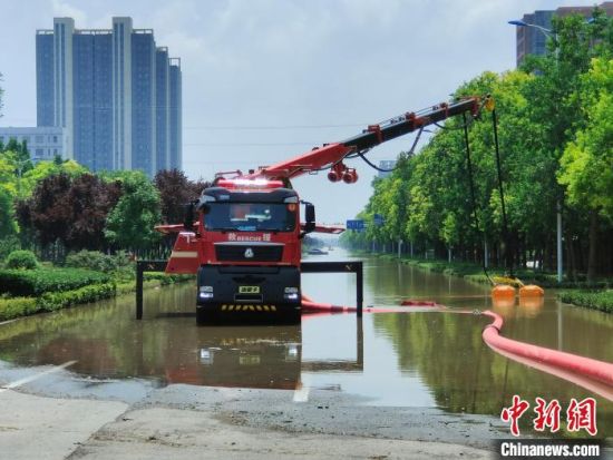 救援车辆在新乡市区道路进行排水作业。　杨大勇 摄