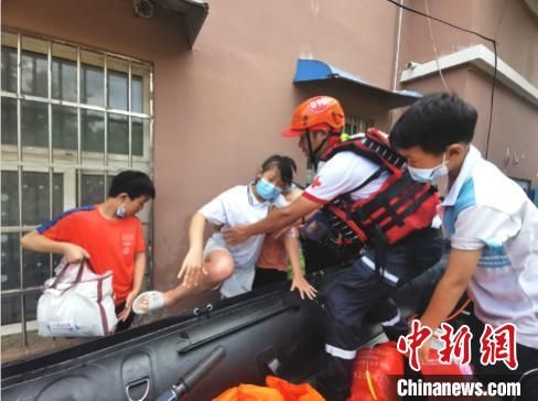 救援人员帮助转移被困群众。　浙江省红十字会供图