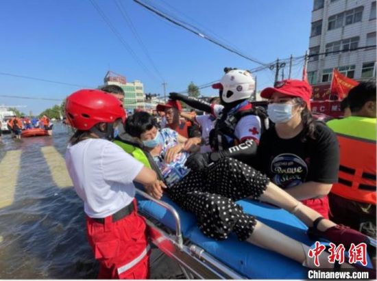 救援人员帮助患者转移。　浙江省红十字会供图