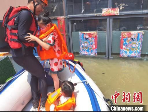 救援人员帮助被困群众。　浙江省红十字会供图
