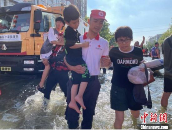 　救援人员转移被困群众。　浙江省红十字会供图