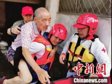 救援人员背老人转移。　浙江省红十字会供图