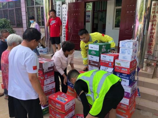 　7月25日，思源绿舟救援队向受灾群众发放“思源工程”紧急拨付的大批救灾物资