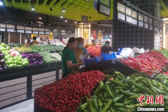 　图为郑州市某超市内生鲜蔬菜货源充足，保障市民日常生活所需。　李明明 摄