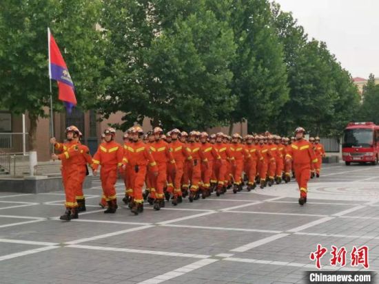 完成河南汝阳抗洪抢险任务的山西消防员列队出发。　齐帅 摄
