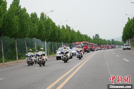 汝阳交警护送车队至高速公路入口。　孟泽夫 摄