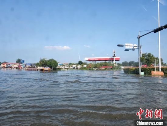 图为强降雨致卫辉城区积水严重。(7月25日拍摄) 阚力 摄