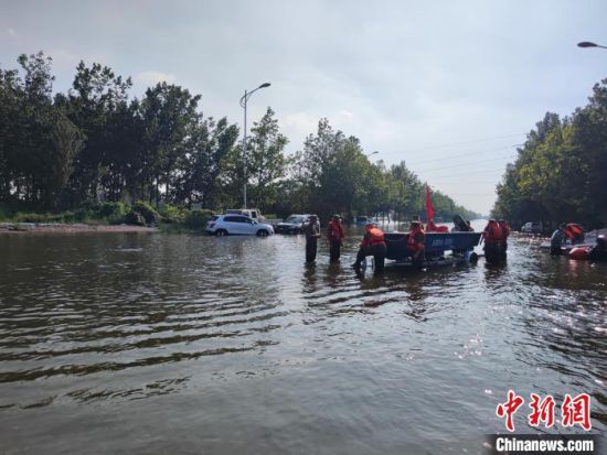 图为强降雨导致河南卫辉市城区积水严重。(7月25日摄) 阚力 摄