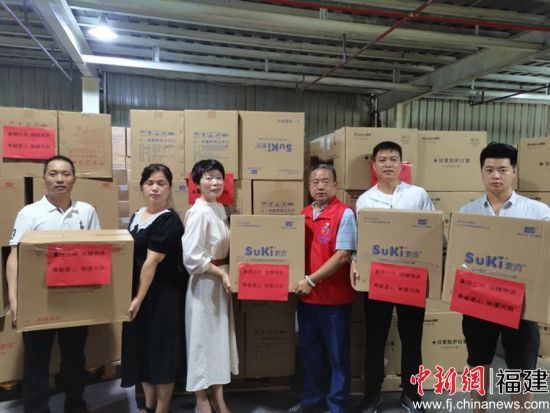 陈雪钦向河南灾区捐赠民生用品。