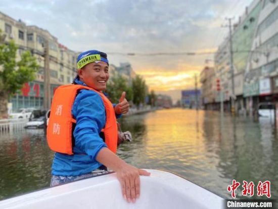 　王浩明在河南新乡卫辉市涉水救援。　受访者供图