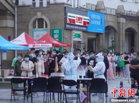 图为8月1日，郑州市民在做核酸检测。　刘鹏 摄