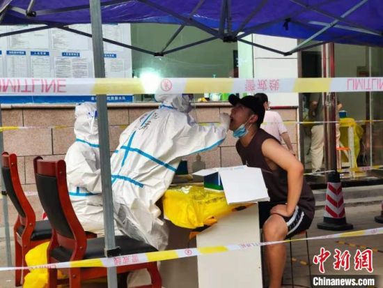 8月5日，郑州市一核酸检测点医务人员正忙于采样。　杨大勇 摄