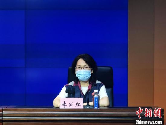 图为郑州市疾控中心防治专家、主任医师李肖红在发布会上介绍相关情况。　阚力 摄
