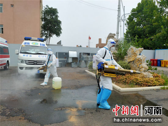 图为中国红十字基金会驰援河南救援队队员在做消杀。 郑州市委宣传部供图
