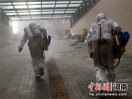 图为中国红十字基金会驰援河南救援队队员在做消杀。 郑州市委宣传部供图