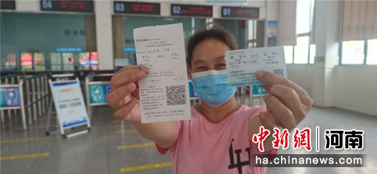 8月18日，旅客在巩义车站售票窗口买到恢复通车后的K15次车票。赵震宇 摄