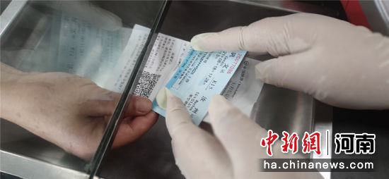 8月18日，旅客在巩义车站售票窗口买到恢复通车后的K15次车票。赵震宇 摄