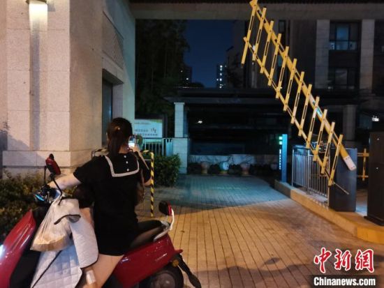 郑州市一小区地下车库入口用挡板和沙袋堵得严严实实。　李贵刚 摄