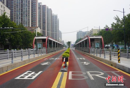 　8月22日，郑州“BRT”快速公交站不见公交车辆通行。据悉，为有效应对暴雨天气，8月22日、23日，郑州公交线路全部停止运营。 中新社记者 刘鹏 摄