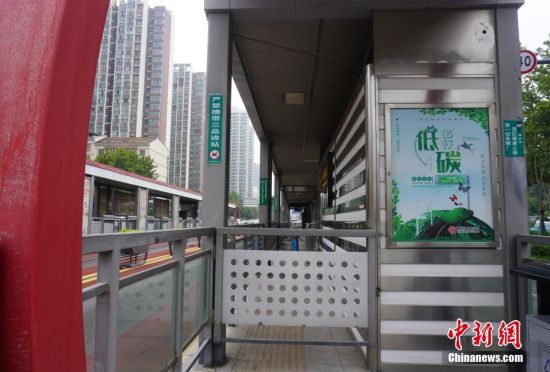 　8月22日，郑州市一“BRT”快速公交站出入口关闭。据悉，为有效应对暴雨天气，8月22日、23日，郑州公交线路全部停止运营。 中新社记者 刘鹏 摄