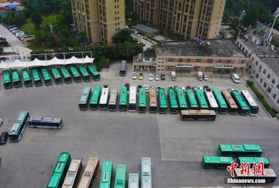 　8月22日，郑州市停运公交车辆在一公交公司内停放。据悉，为有效应对暴雨天气，8月22日、23日，郑州公交线路全部停止运营。 中新社记者 刘鹏 摄
