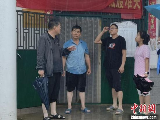 　图为樊彦平(左一)生前冒雨赴辖区各村卫生所查看防汛工作。　郑州市卫健委供图