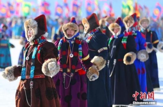 资料图：蒙古族民众身着盛装舞蹈。中新社记者 张玮 摄
