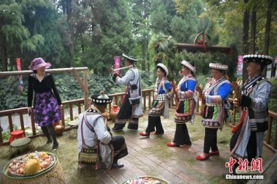 资料图：游客体验云南少数民族风情。中新社记者 刘冉阳 摄