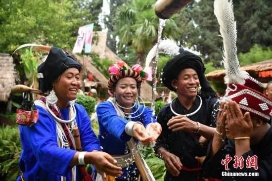 资料图：佤族民众欢庆“新米节”。新米节期间，佤族民众会换上节日盛装，举行一系列的祭祀活动，以祈求风调雨顺、人畜平安、五谷丰登。中新社记者 刘冉阳 摄