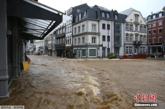 　�Y料�D：��地�r�g7月14日，比利�rSpa，市中心遭遇洪水侵�u，街道被淹�河道。