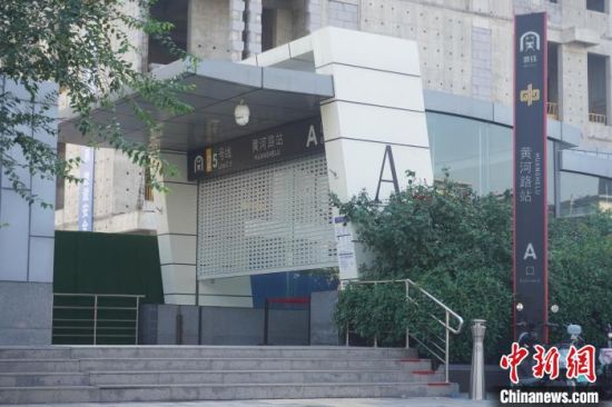 　图为9月8日郑州地铁黄河南路站闸门半开。　刘鹏 摄