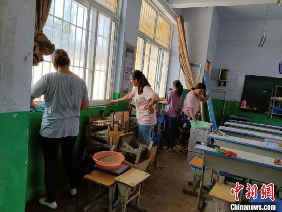 　9月10日教师节，卫辉市顿坊店乡下马营小学的教职工在清理洪灾过后的教室。　焦振玉 摄