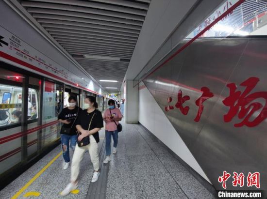 图为重启首日的郑州地铁1号线二七广场站 阚力 摄