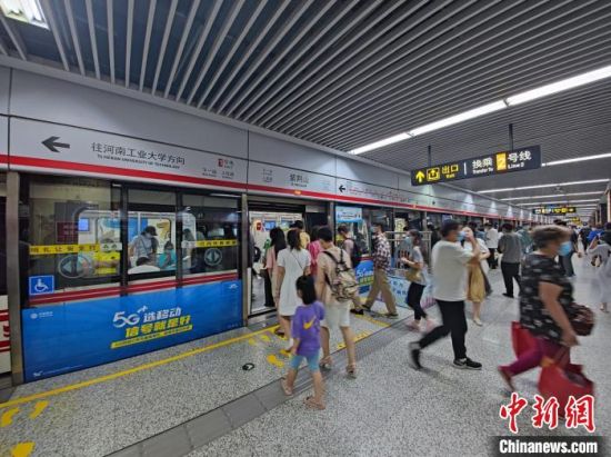 图为郑州地铁恢复载客运营 阚力 摄