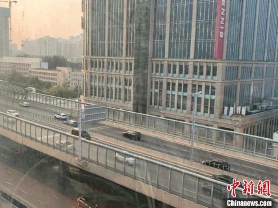 图为晚高峰时段的郑州市农业路高架桥。　杨大勇 摄