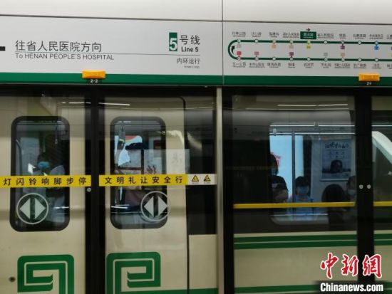 图为到站的郑州5号线地铁。　李贵刚 摄