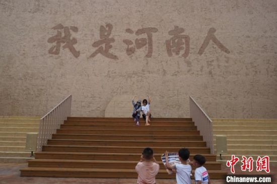 　图为9月3日游客在郑州一景区内拍照留念。　韩章云 摄