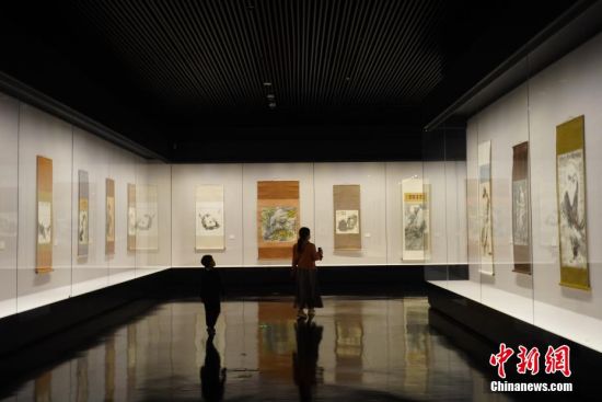 图为市民参观禅画艺术展。 刘鹏 摄