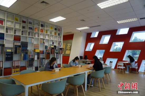 　图为市民在全新亮相的郑州美术馆艺术典籍空间安静阅览。 刘鹏 摄