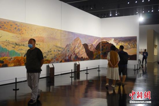 图为市民参观《大河长歌――王克举百米黄河油画长卷》。 刘鹏 摄
