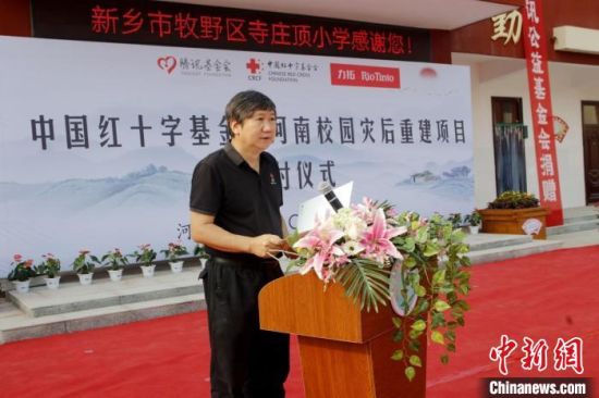 中国红十字基金会副理事长刘选国在交付仪式上说，将帮助更多学校进一步加强红十字青少年工作 中国红基会供图