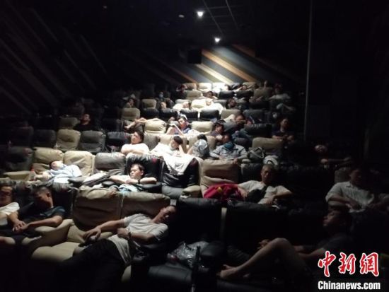 　7月20日暴雨夜，近千名被困民众到杨震所在的影院避险休息。　杨震供图