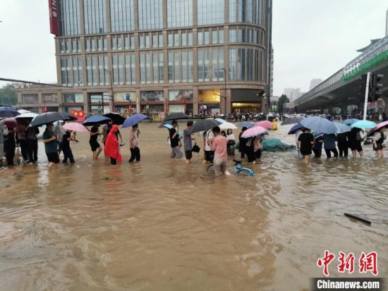 图为7月20日郑州遭遇罕见特大暴雨，城市积水严重。(资料图) 韩章云 摄